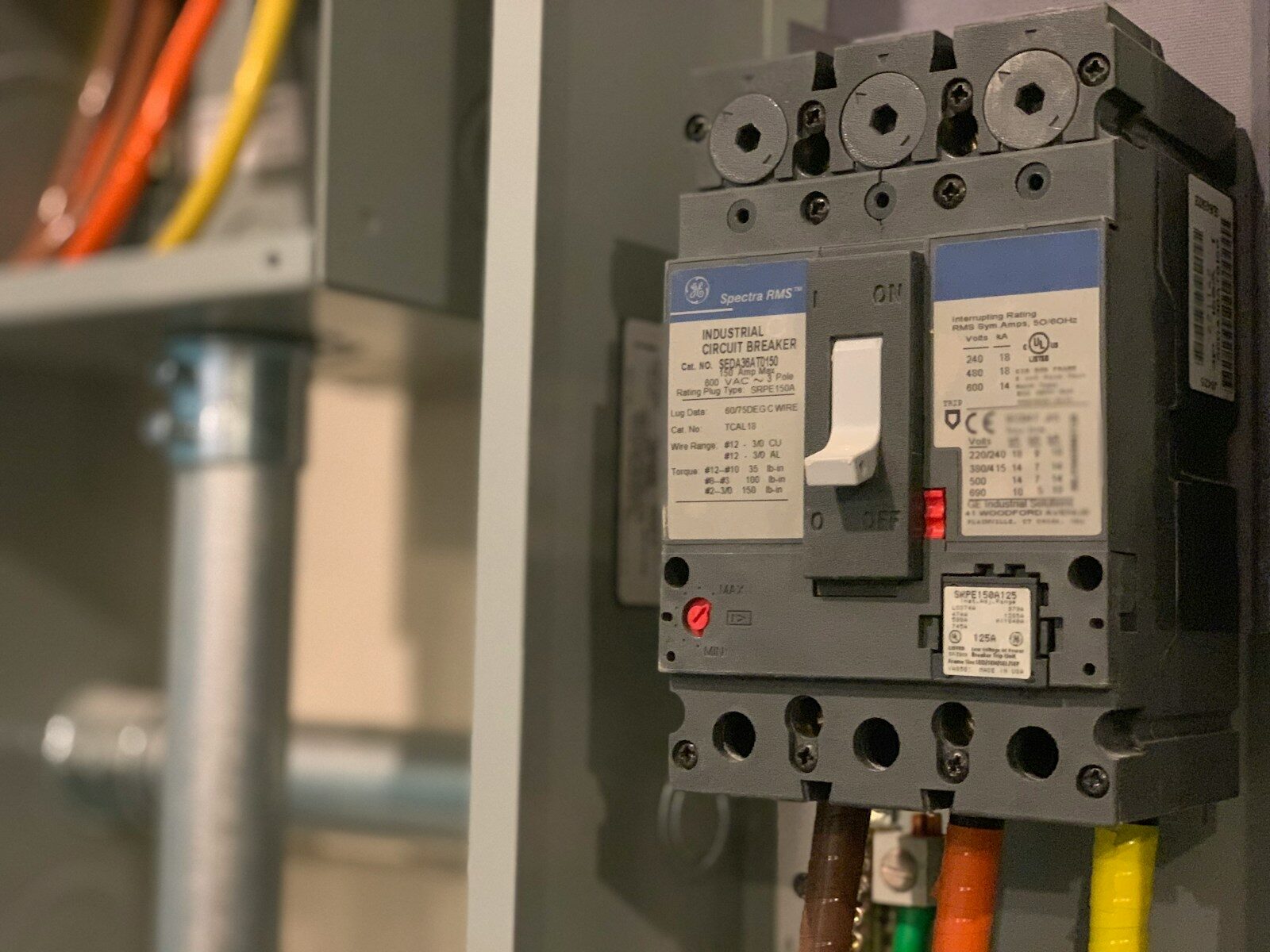 O que enviar por WhatsApp para facilitar o diagnóstico inicial de um problema elétrico
