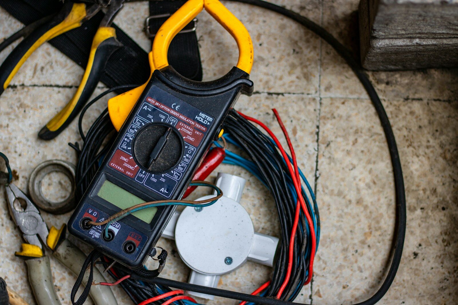 Tomada 110V ou 220V: como confirmar a tensão com segurança